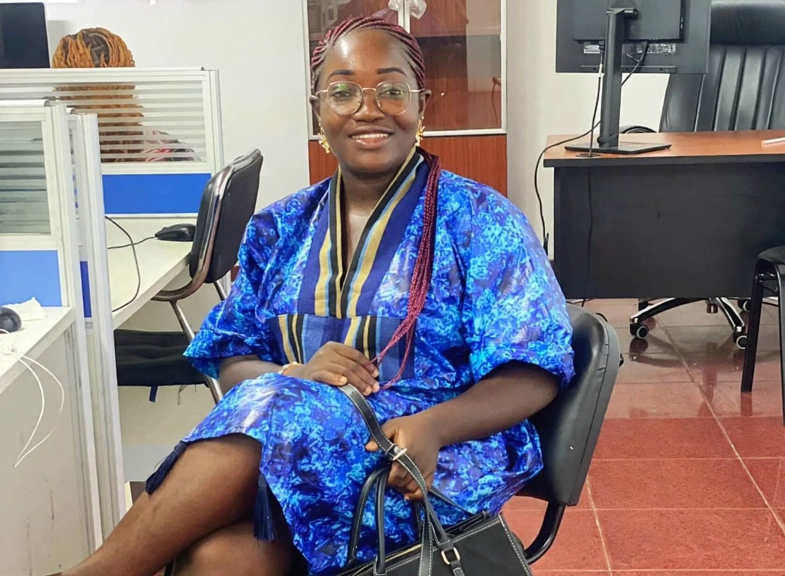 https://elmiralabs.net/wp-content/uploads/2026/08/La-dame-au-bureau.jpg